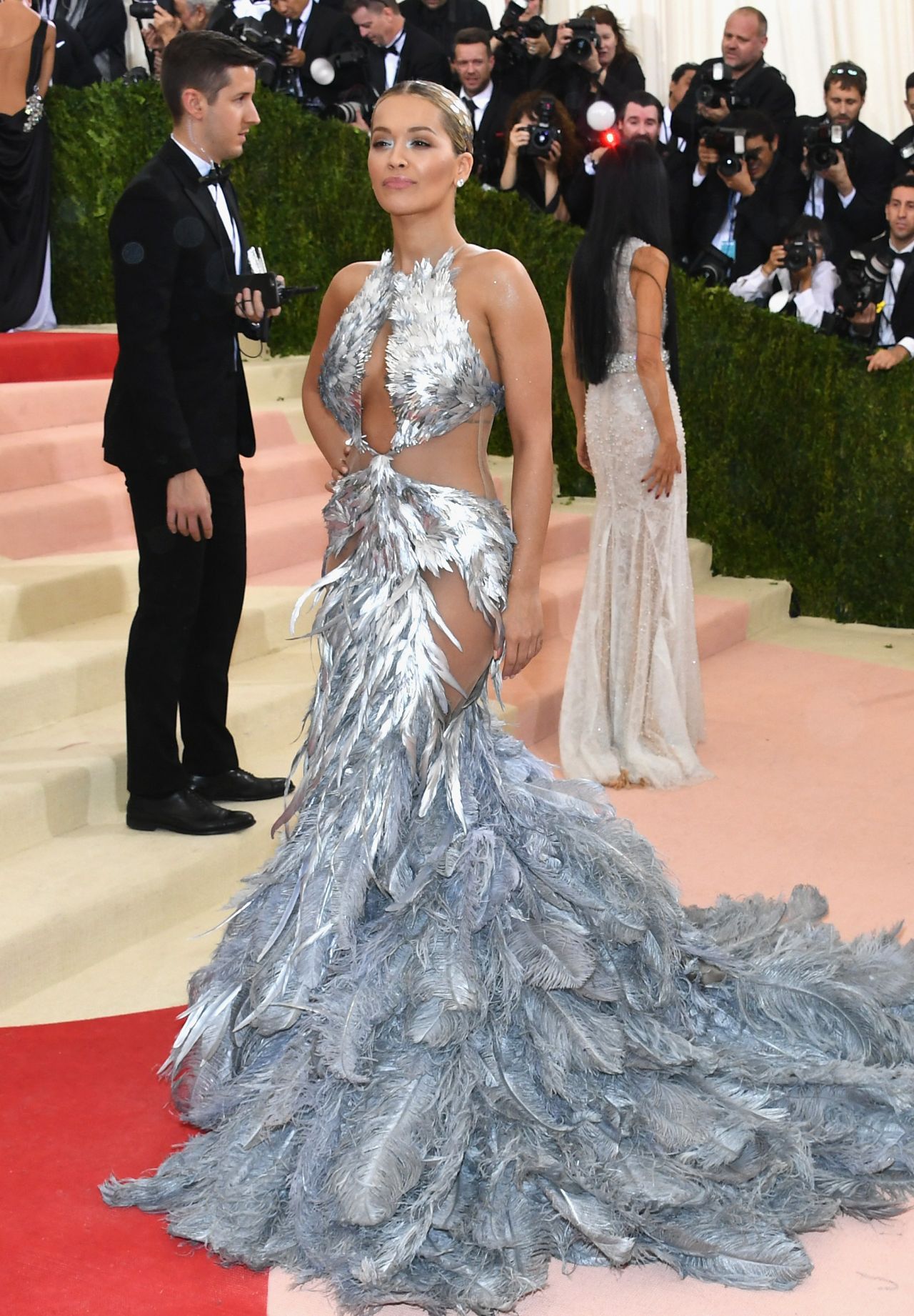 9. Como si de un Aosaginohi se tratase Rita Ora hacía presencia en la gala Met con este increíble Vera Wang.