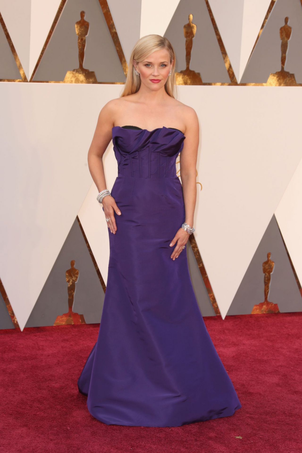 9. Parece ser que la invitación a los Oscar de Reese Wiherspoon llegó tarde, porque escoger eso y tener el valor de ponértelo… con la de vestidos que hay que se les puede llamar vestido.