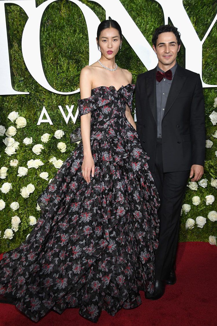 4. Liu Wen junto al diseñador de su vestido, Zac Posen.
