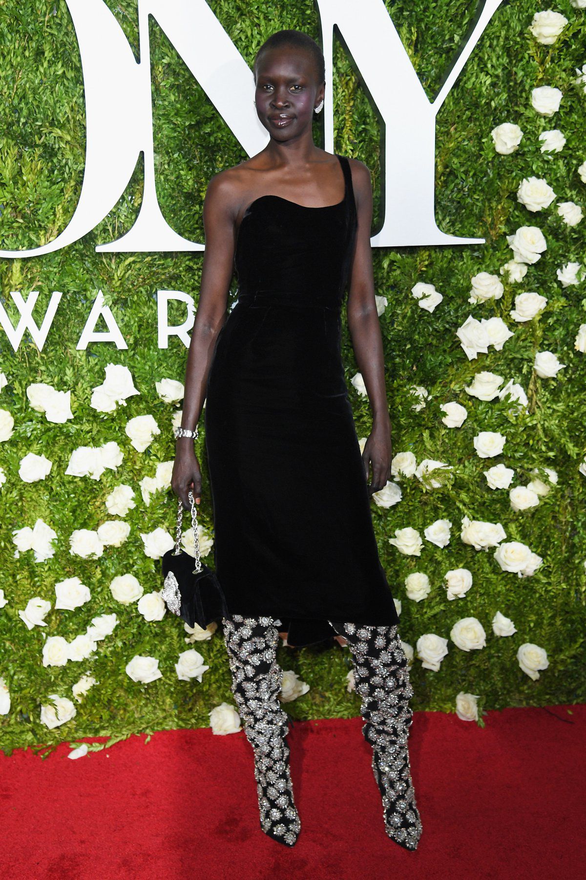 9. Alek Wek y su total look de Óscar de la Renta.
