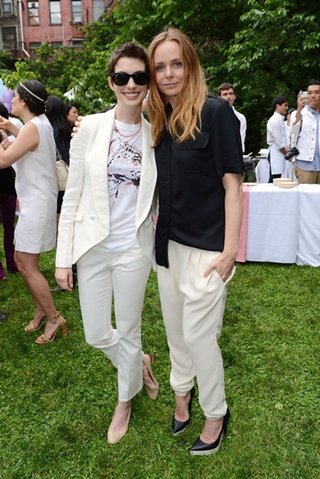 Stella McCartney con Anne Hathaway