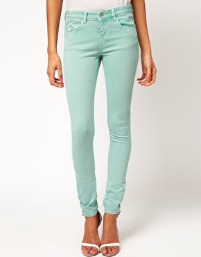 Vaqueros de tendencia verde menta de Asos (38,71€).