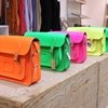 Tendencias low cost: bolsos a todo color