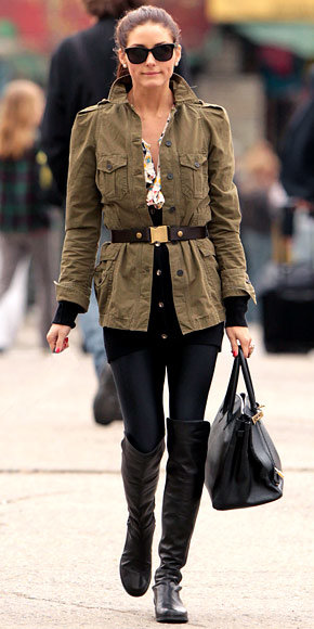 Olivia Palermo combina una parka militar con leggins y botas de caña alta.