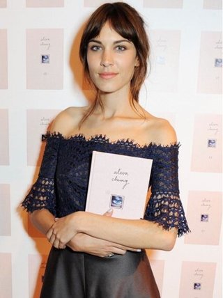 Alexa Chung lanza su línea de maquillaje