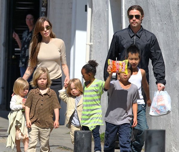 Brad Pitt desea aumentar el clan brangelina