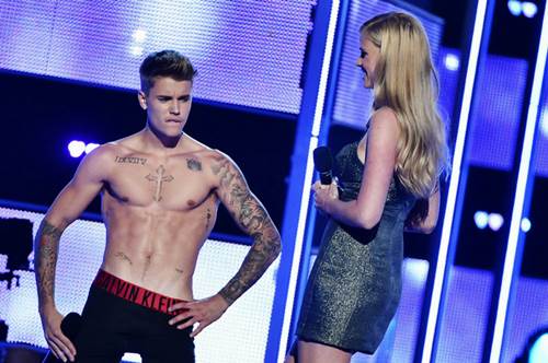 Justin Bieber acalla los abucheos desnudándose