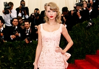 Taylor Swift con los mejores diseños de alfombra roja de Oscar de la Renta