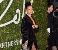 Rihanna también sucumbe al terciopelo