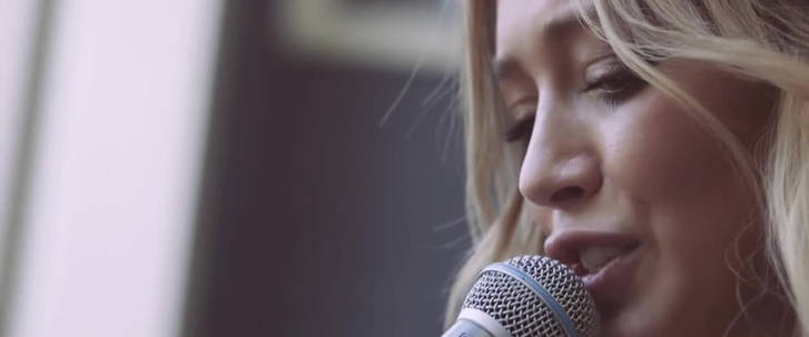 Hilary Duff lanza por sorpresa el acústico de “Tattoo”