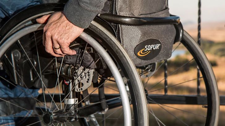 Un usuario de silla de ruedas denuncia que lleva cinco años 'encerrado en casa' por la falta de accesibilidad de su edificio