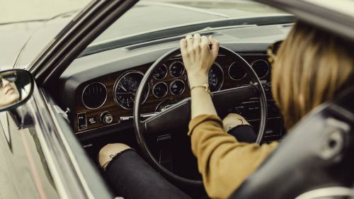 El abrigo y los guantes sobran al volante