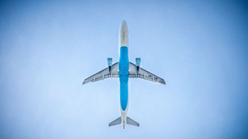 ¿Quién debe devolver el dinero de un vuelo cancelado? ¿La aerolínea o la agencia de viajes?