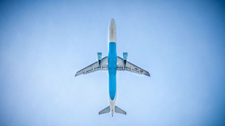 ¿Quién debe devolver el dinero de un vuelo cancelado? ¿La aerolínea o la agencia de viajes?