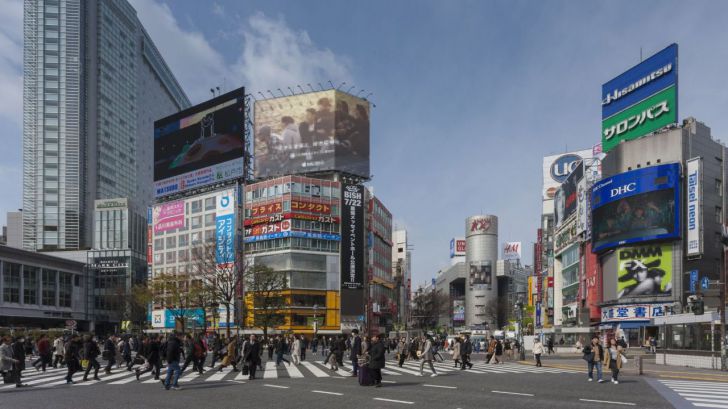 Nuevas terrazas con vistas, hoteles temáticos y looks urbanos en Tokio para esta temporada