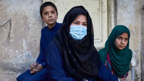 Medidas para 'eliminar progresivamente' la vida pública de las mujeres en Afganistán