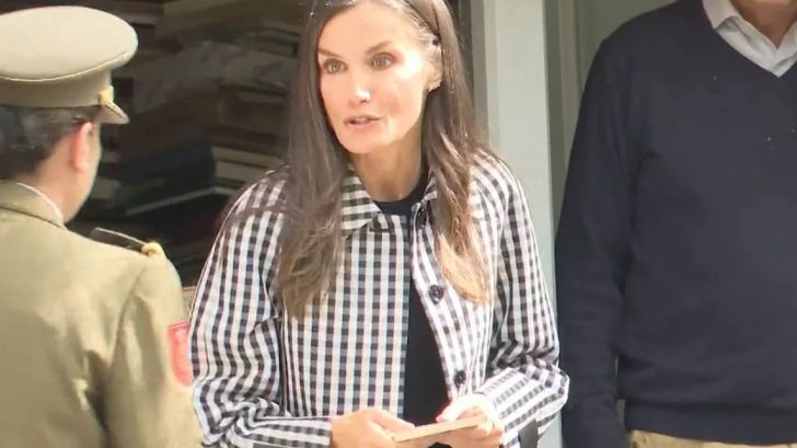 La reina Letizia olvida su dinero y pide ayuda a su escolta en la Feria del Libro