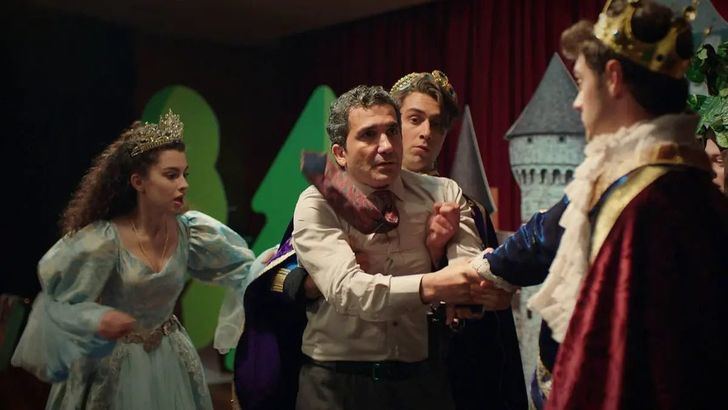 Orhan se sacrifica para salvar a Doruk en el colegio Ataman