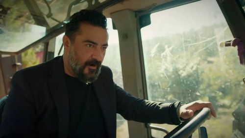 Akif arrasa la tienda de campaña de Doruk y revela el dinero robado por ?engül