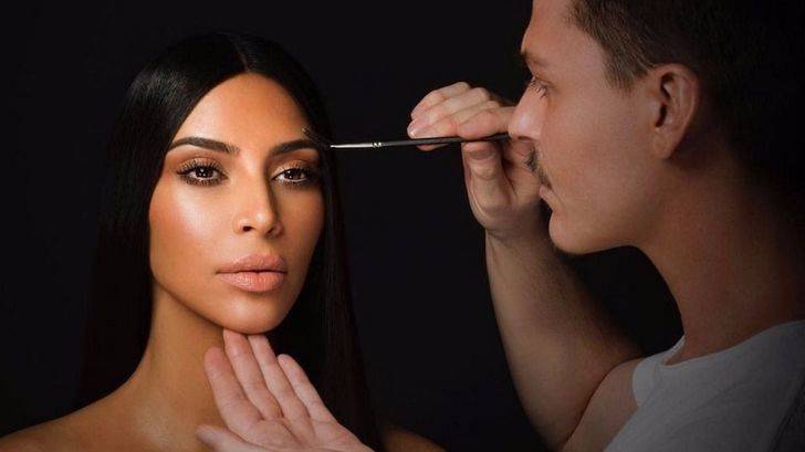 Nueva marca a la vista de la mano de Kim Kardashian