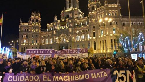 La 'marea morada' inunda las calles al grito de "ni una menos"