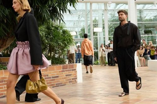 Adolfo Domínguez presenta su vibrante colección Croma en la Fashion Week de Madrid