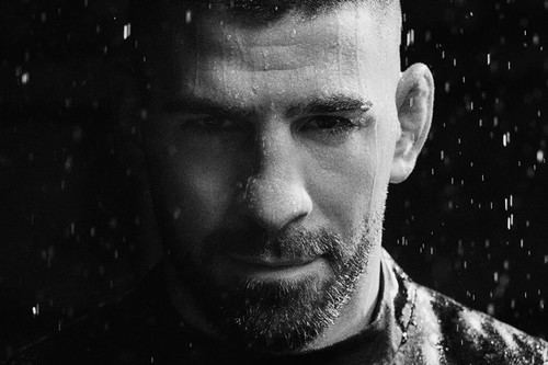 Ilia Topuria protagoniza la nueva campaña atemporal de Adolfo Domínguez