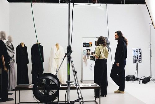 Adolfo Domínguez viste a Óliver Laxe en los Oscar 2026