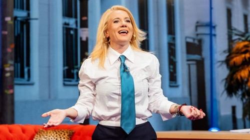 Henar Álvarez presenta a Ester Expósito, Malú y Juan Dávila en su programa
