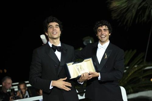 Calvo y Ambrossi ganan el premio a Mejor Director en Cannes por 'La bola negra'