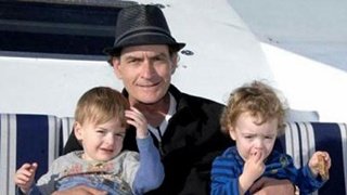 Charlie Sheen con sus hijos