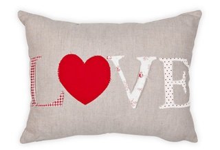 Cojín de lino Patch Love, 3,99€ En la foto del titular, taza san Valentín, 4,99€